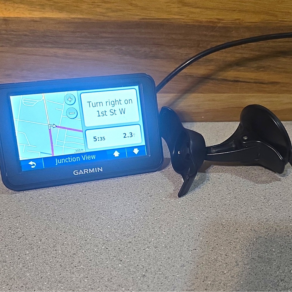 Garmin nüvi 40LM 4.3" Touchscreen GPS Navigator w/ Mount & USB Cable Bundle